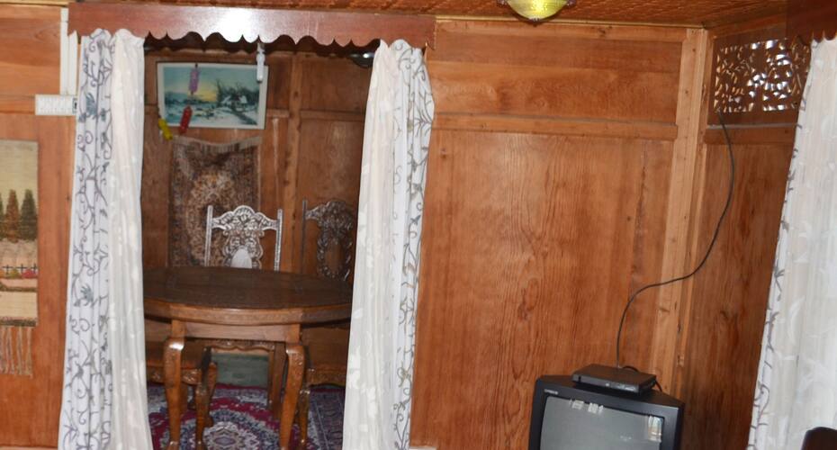 Zamrud Houseboat, Srinagar 4